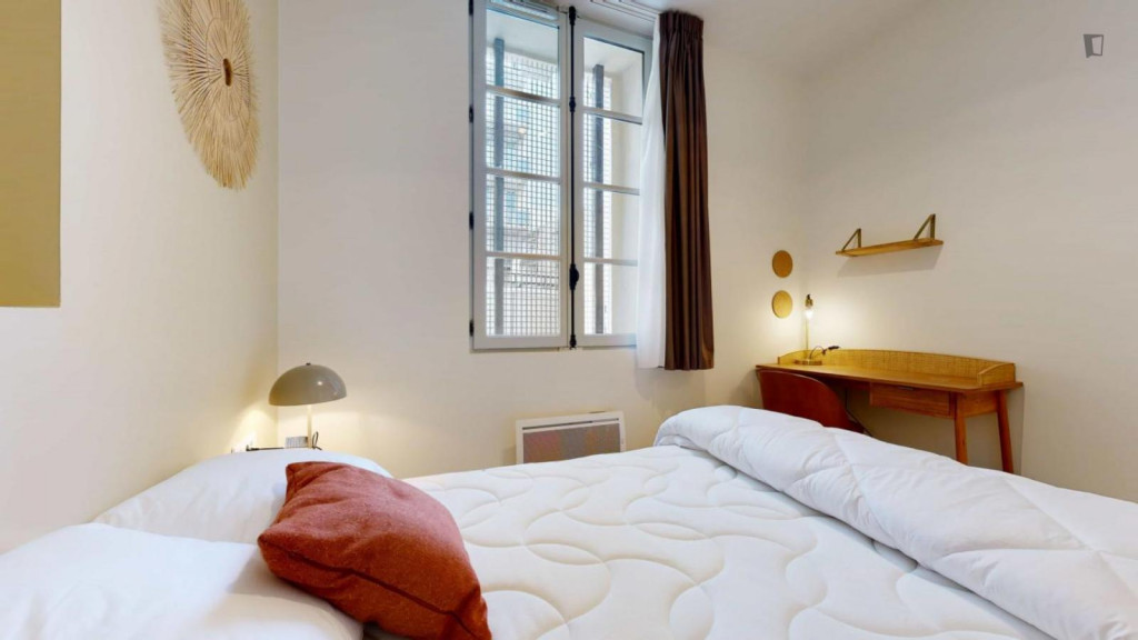Charming double ensuite bedroom in Gambetta
