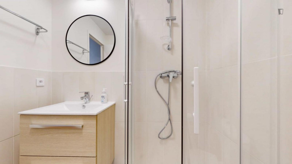 Charming double ensuite bedroom in Gambetta