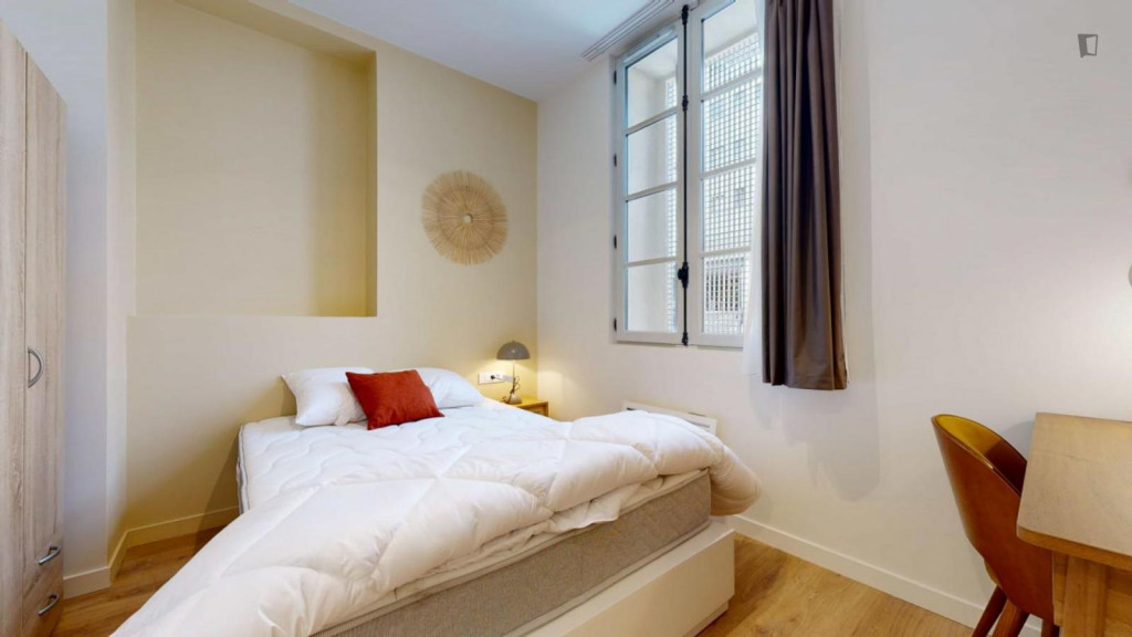 Charming double ensuite bedroom in Gambetta