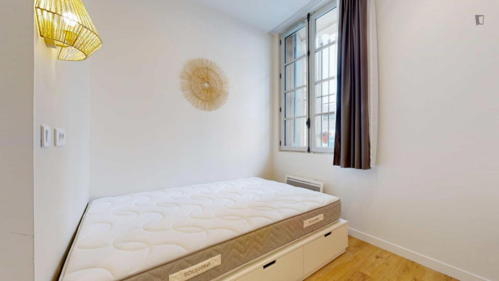 Inviting double ensuite bedroom in Gambetta