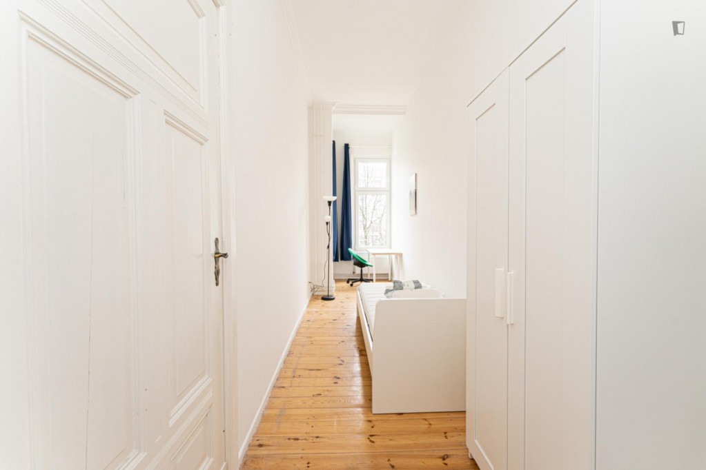 Warm single bedroom in a 6-bedroom apartment in Prenzlauer Berg - Berlin - chambre - ImmoJeune