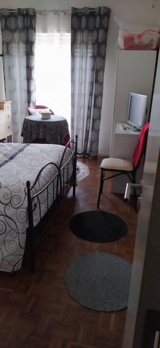 Great double bedroom close to Leiria train station - Leiria - chambre - ImmoJeune