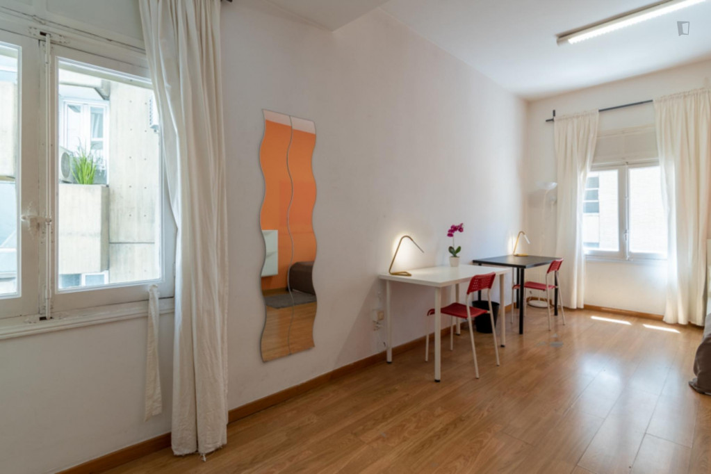 Energetic double bedroom in a 9-bedroom flat near the Syracuse University - Madrid - chambre - ImmoJeune