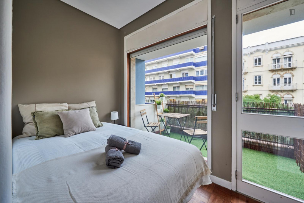 Attractive double bedroom not far from São Sebastião metro station - Lisbonne - chambre - ImmoJeune