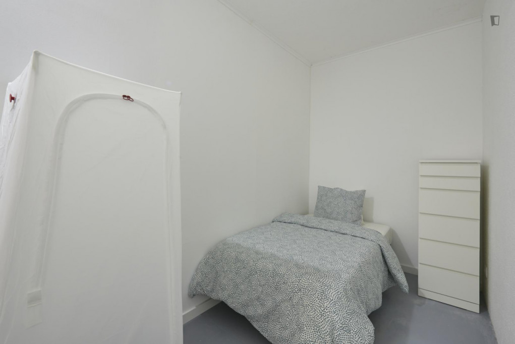 Cosy single bedroom not far from Roma metro station - Lisbonne - chambre - ImmoJeune