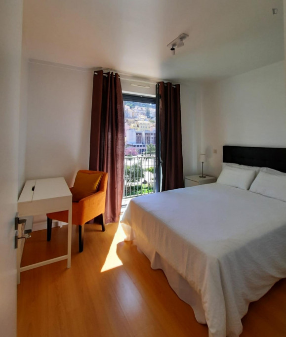 Beautiful double bedroom with view São Jorge Castle - Lisbonne - chambre - ImmoJeune