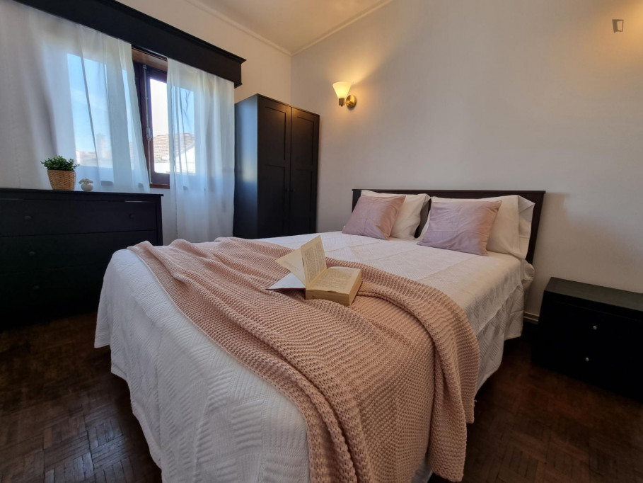 Sunny and spacious 4-bedroom apartment in Montes Claros - Coimbra - chambre - ImmoJeune