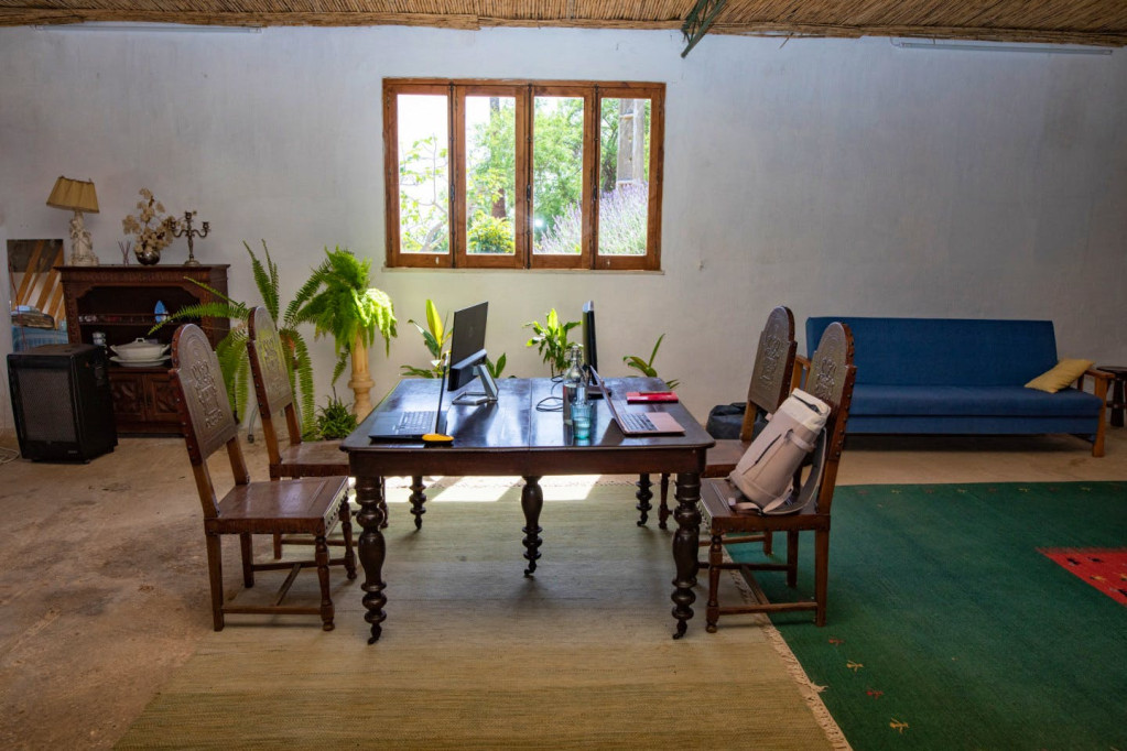 Remote Quiet Villa w/ Mountain Views + Pool
