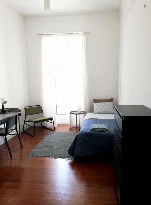 Single bedroom in 5-bedroom house - Ponta Delgada - chambre - ImmoJeune