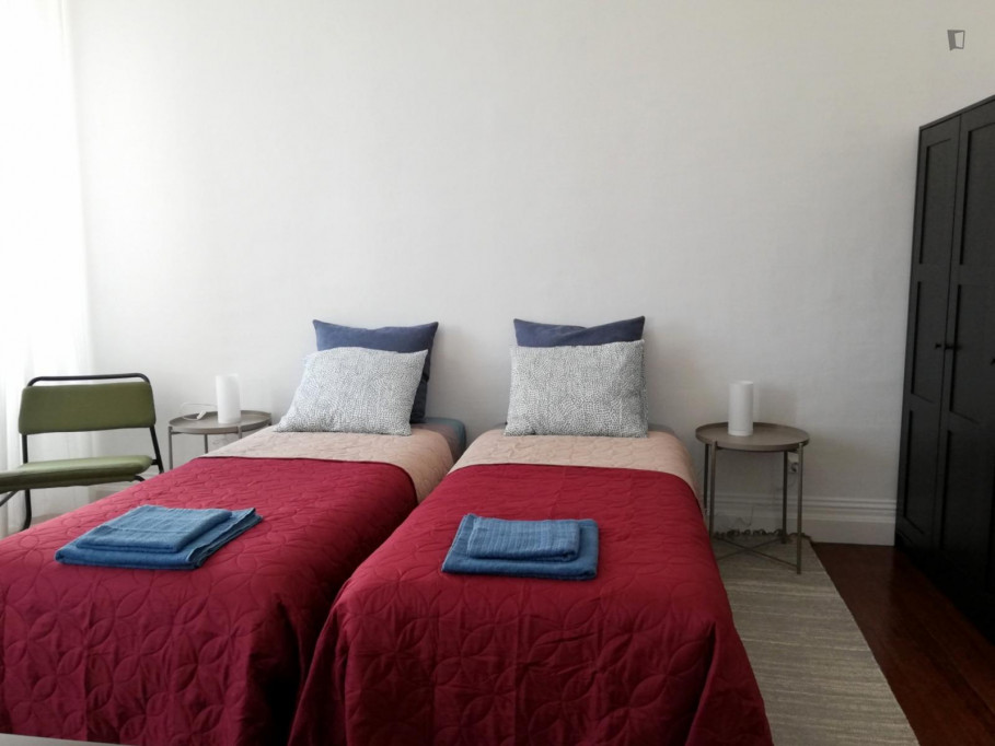 Twin bedroom in 5-bedroom house - Ponta Delgada - chambre - ImmoJeune