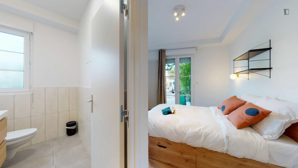 Colourful double ensuite bedroom in Bords de Marne
