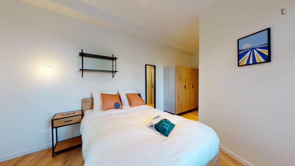 Colourful double ensuite bedroom in Bords de Marne