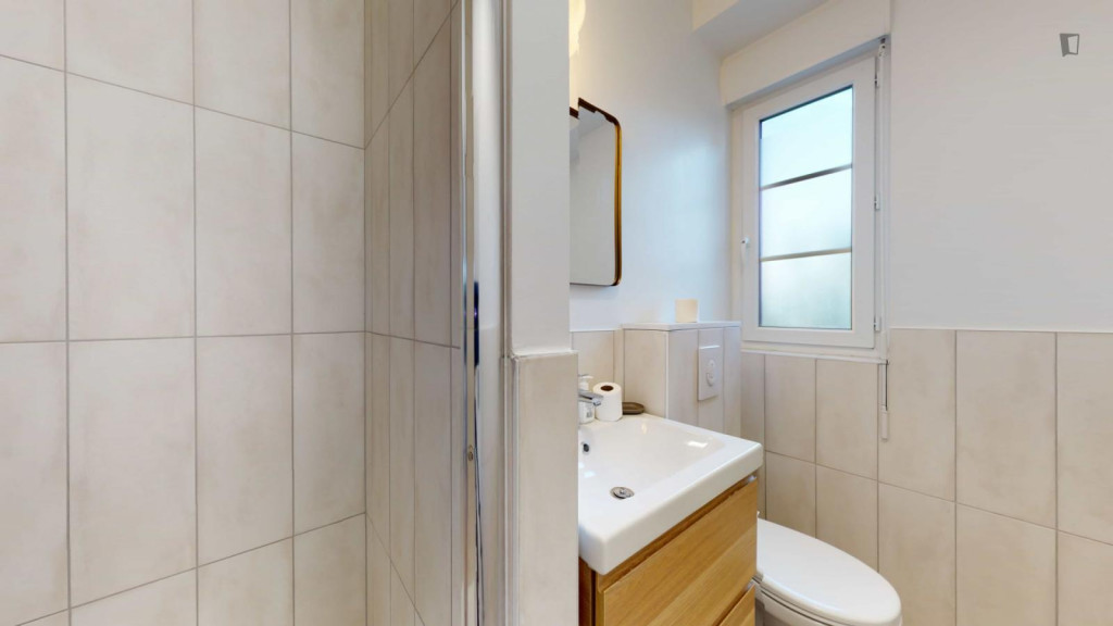 Colourful double ensuite bedroom in Bords de Marne