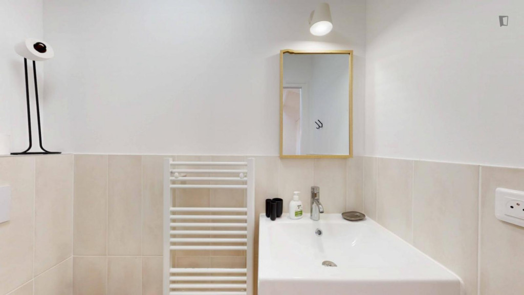 Snug double ensuite bedroom very close to Villejuif Louis Aragon metro station