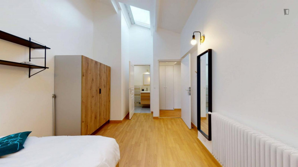 Snug double ensuite bedroom very close to Villejuif Louis Aragon metro station