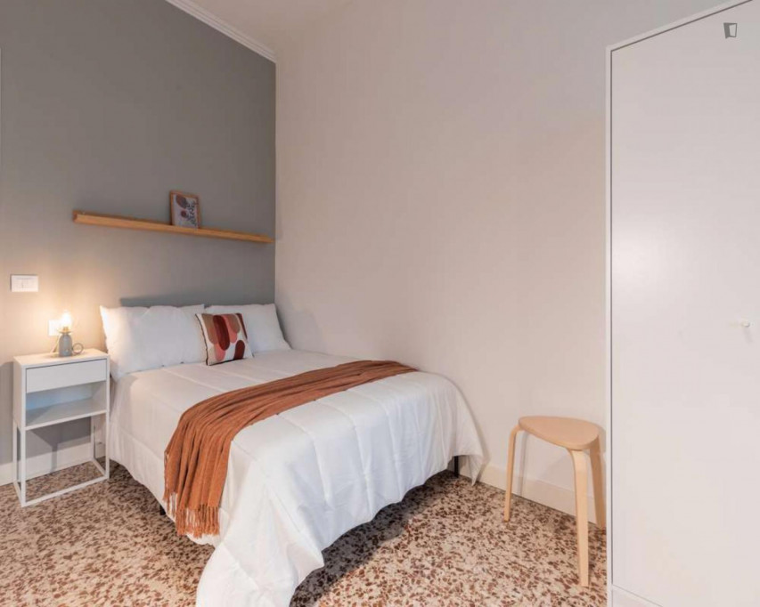 Bright double bedroom close to Spezia metro station