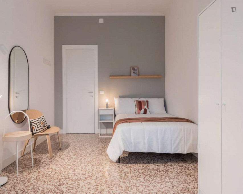 Bright double bedroom close to Spezia metro station