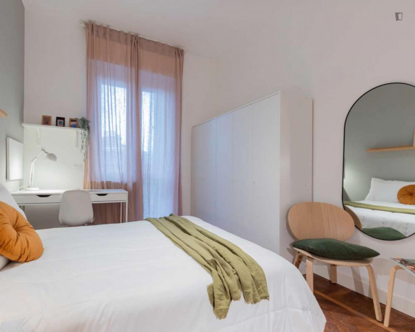 Cute double bedroom next to Carducci Molinette metro station