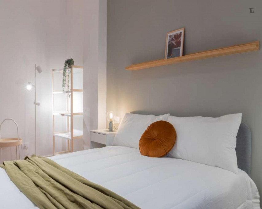 Cute double bedroom next to Carducci Molinette metro station