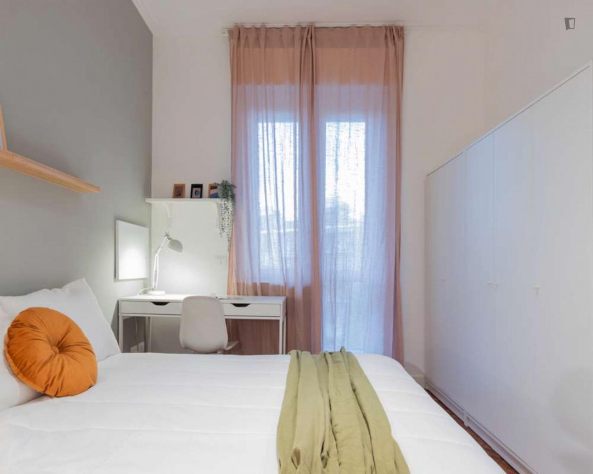 Cute double bedroom next to Carducci Molinette metro station