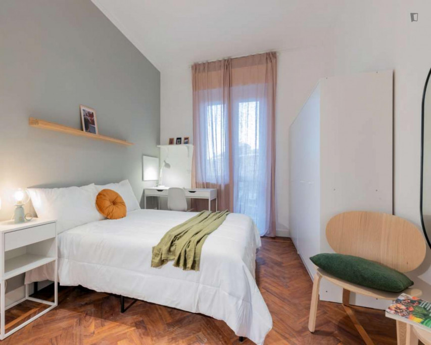 Cute double bedroom next to Carducci Molinette metro station