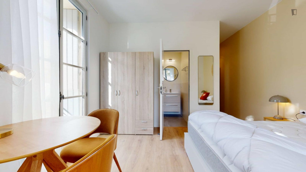 Cool studio in residential Gambetta