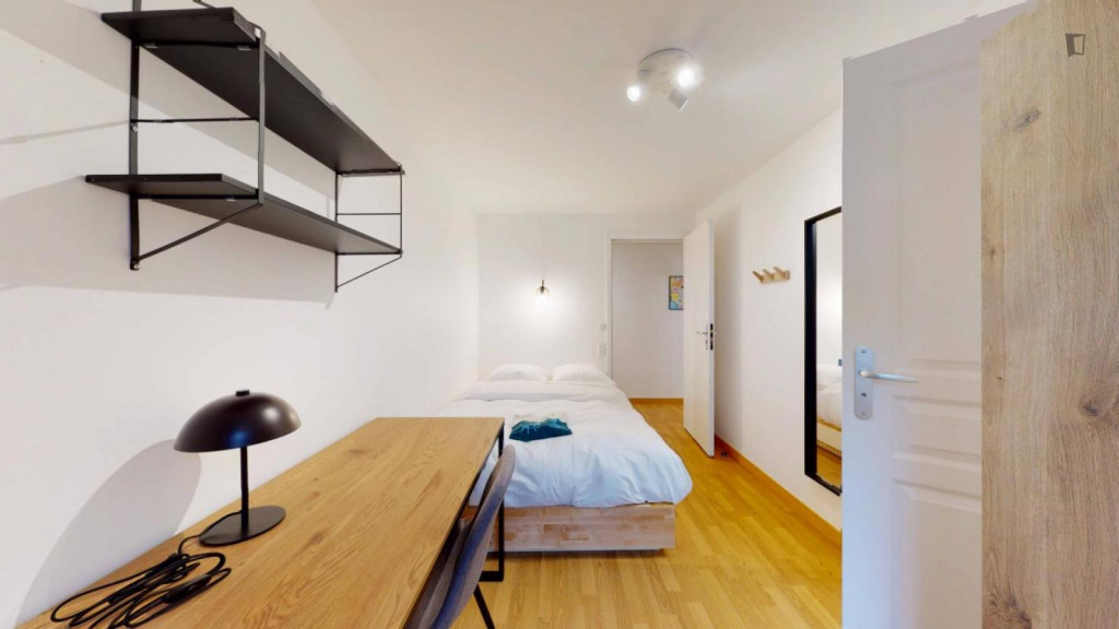 Cool double ensuite bedroom close to Villejuif Louis Aragon metro station
