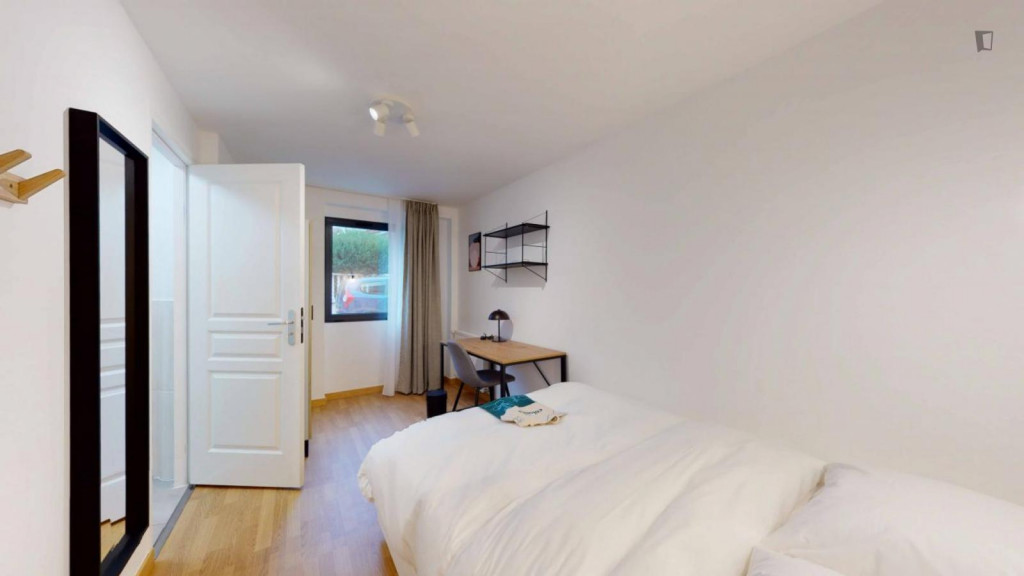 Cool double ensuite bedroom close to Villejuif Louis Aragon metro station