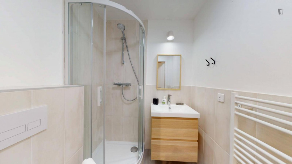 Cool double ensuite bedroom close to Villejuif Louis Aragon metro station