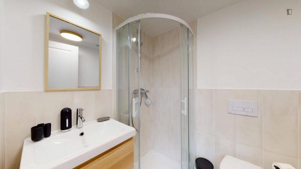 Cosy double ensuite bedroom close to Villejuif Louis Aragon metro station