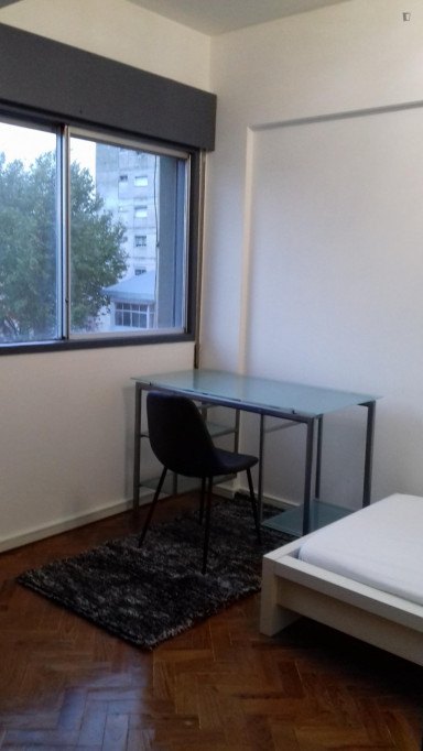 Single bedroom, with balcony, in 4-bedroom apartment - Coimbra - chambre - ImmoJeune