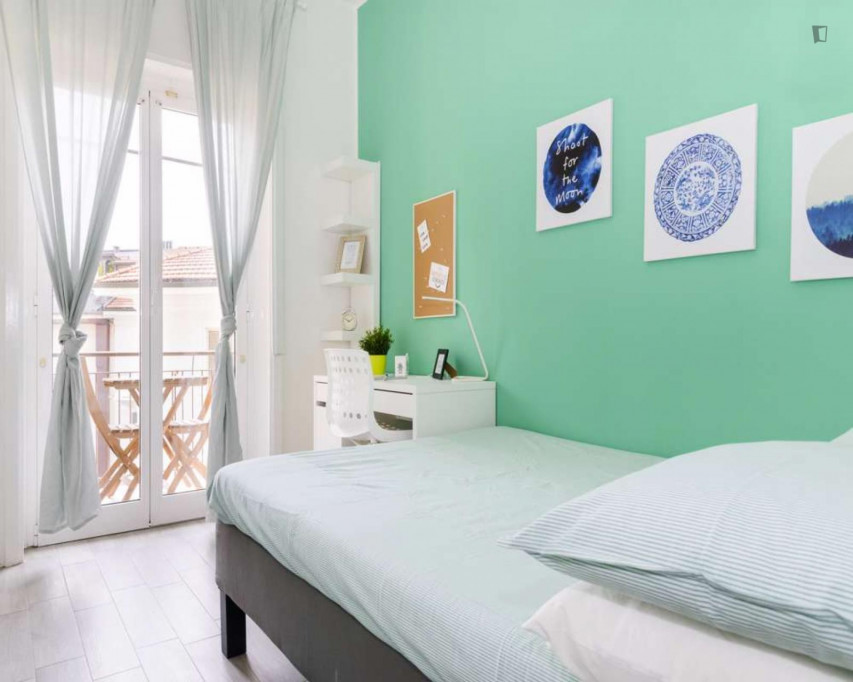 Bright double bedroom with balcony near Loreto metro station - Milan - chambre - ImmoJeune