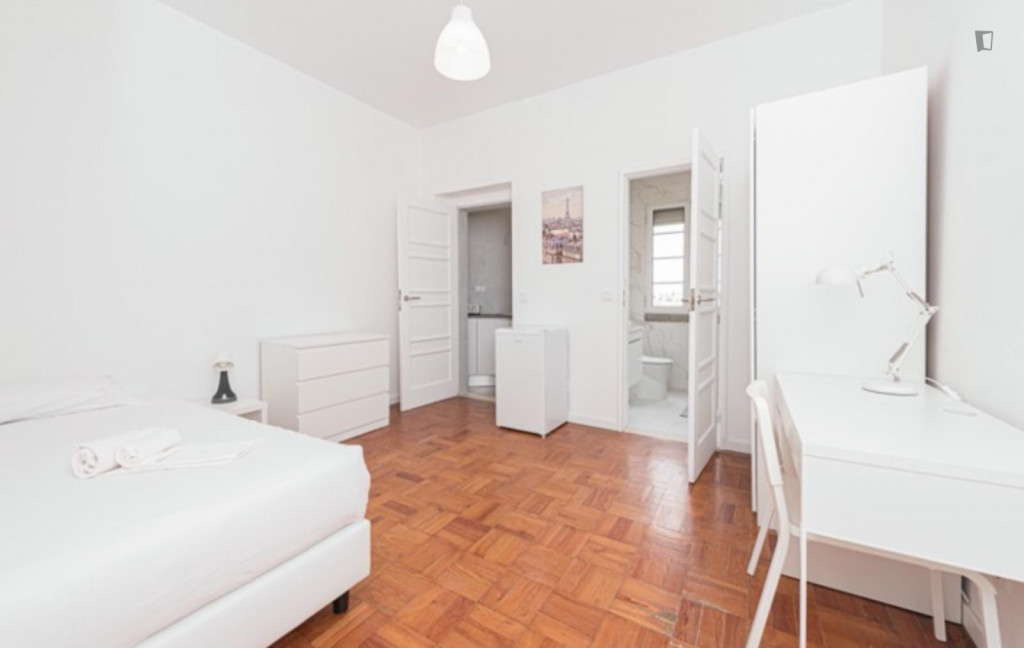 Big single ensuite bedroom in well-linked Alameda - Lisbonne - chambre - ImmoJeune