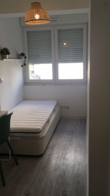 Single bedroom in a shared apartment 7 min walking from Nova SBE - Lisbonne - chambre - ImmoJeune