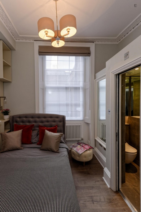 Snug 1-bedroom apartment located in the heart of Marylebone Village