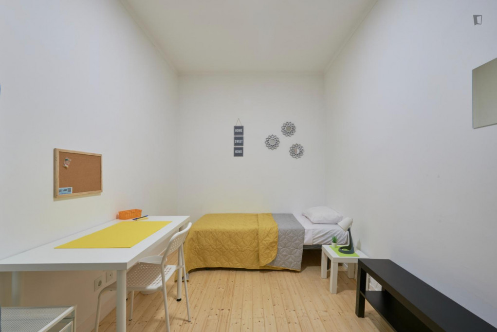 Smart bedroom in a 9-Bedroom apartment, close to Parque metro station - Lisbonne - chambre - ImmoJeune