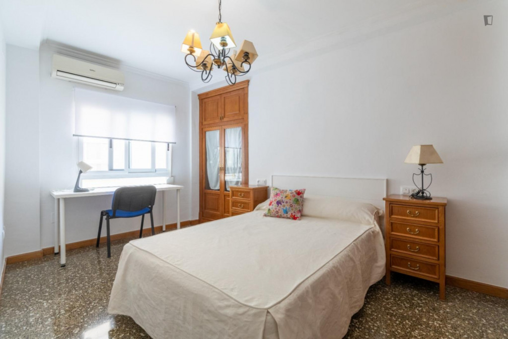 Homely double bedroom in Valencia close to Valencia Joaquin Sorolla train station - Valence - chambre - ImmoJeune