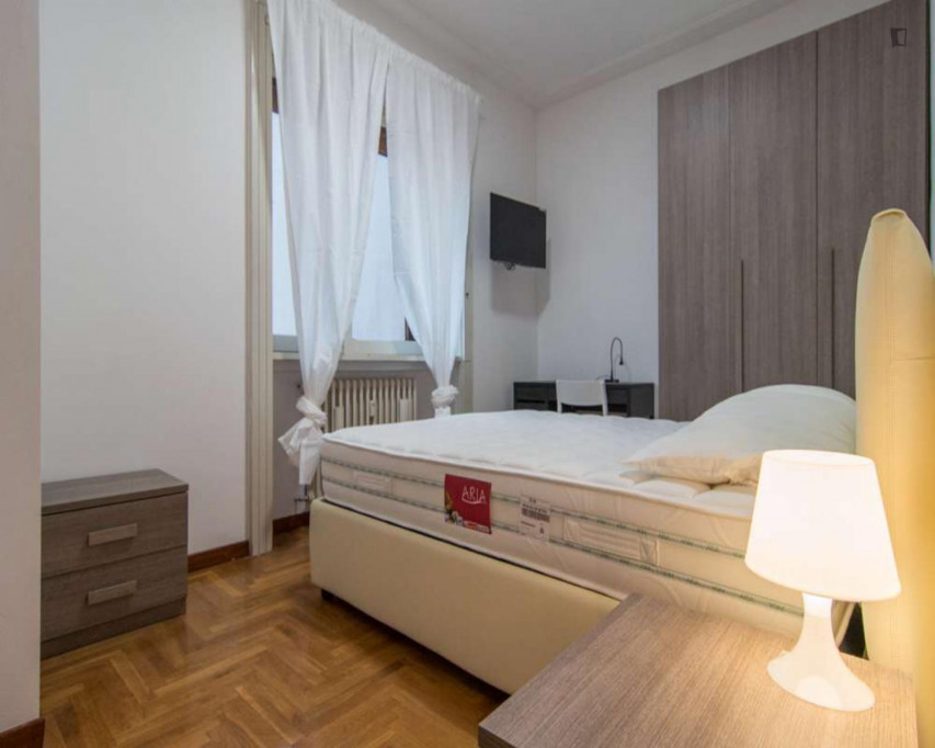 Comfy double bedroom close to Lima metro station - Milan - chambre - ImmoJeune