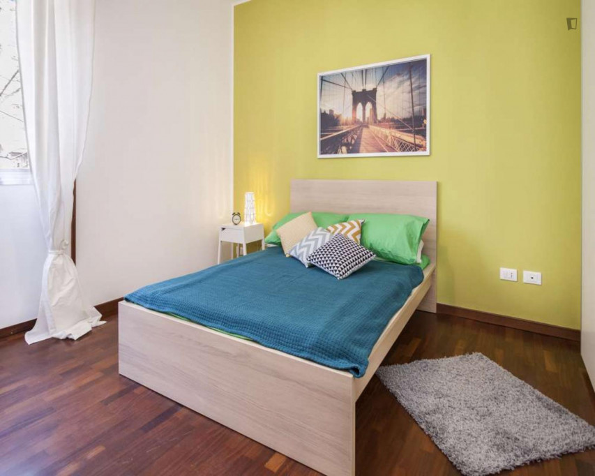 Bright double bedroom very close to De Angeli metro station - Milan - chambre - ImmoJeune
