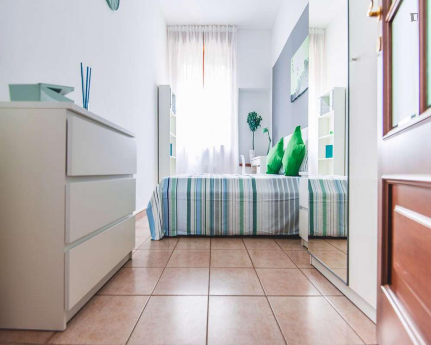 Cosy double bedroom not far from De Angeli metro station - Milan - chambre - ImmoJeune