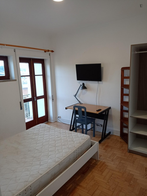 Pleasant double bedroom near Jardim Botânico - Coimbra - chambre - ImmoJeune