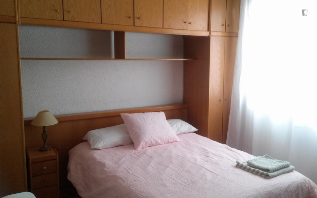 Bright and spacious room near the university and the city center. - Pamplona - chambre - ImmoJeune