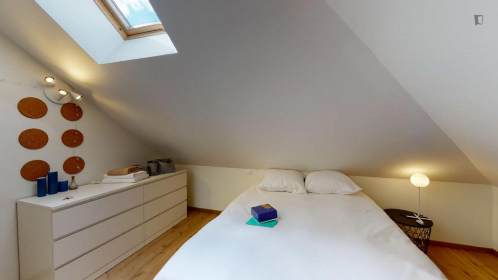 Sunny double bedroom close to Square des Guipons