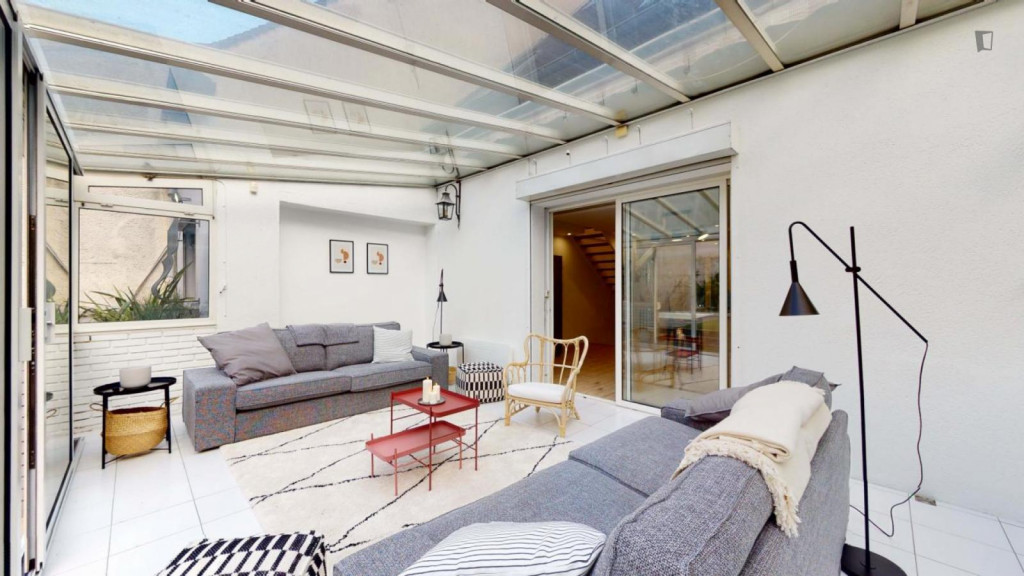 Bright double ensuite bedroom close to Square de La Marseillaise