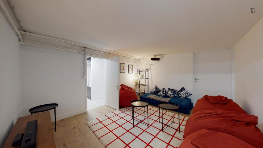 Bright double ensuite bedroom close to Square de La Marseillaise