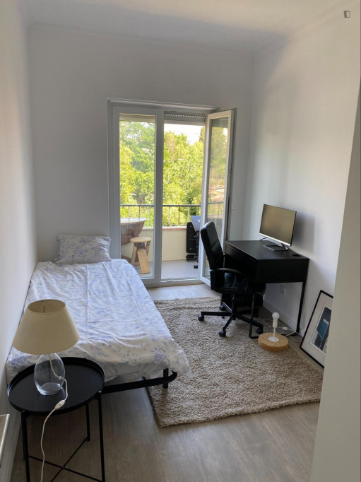 Nice double bedroom with a balcony, in a 2-bedroom flat - Lisbonne - chambre - ImmoJeune