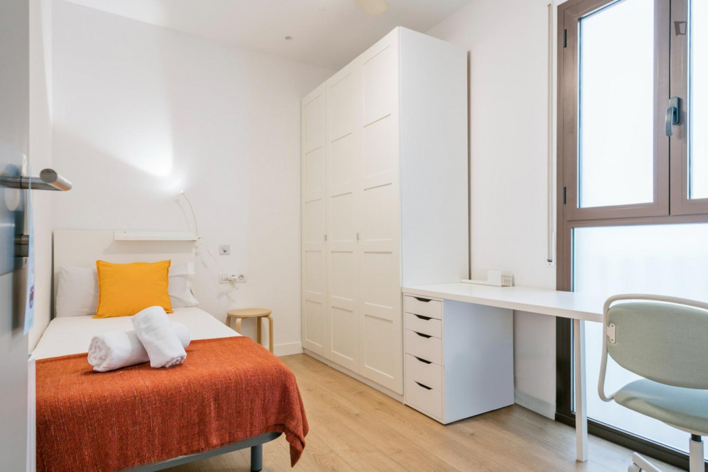Comfy single bedroom in Barcelona city center close to Diagona metro station - Barcelone - chambre - ImmoJeune