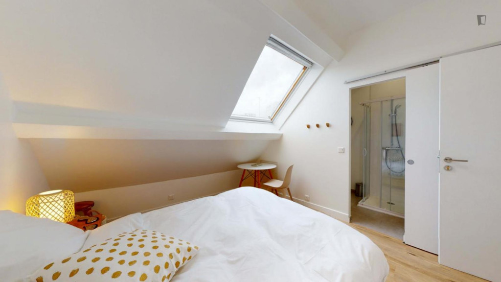 Sunny double ensuite bedroom close to La Villette park
