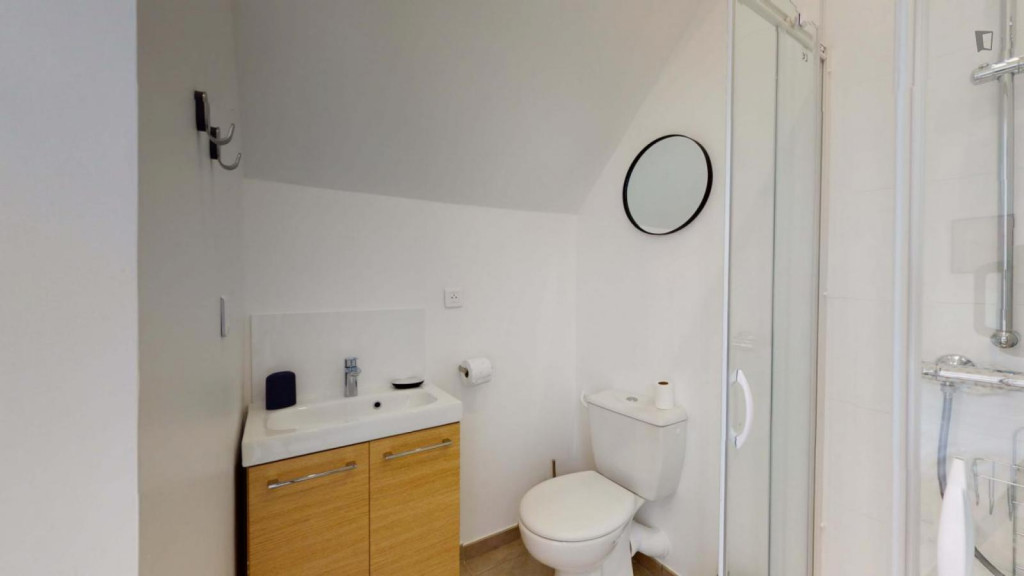 Sunny double ensuite bedroom close to La Villette park