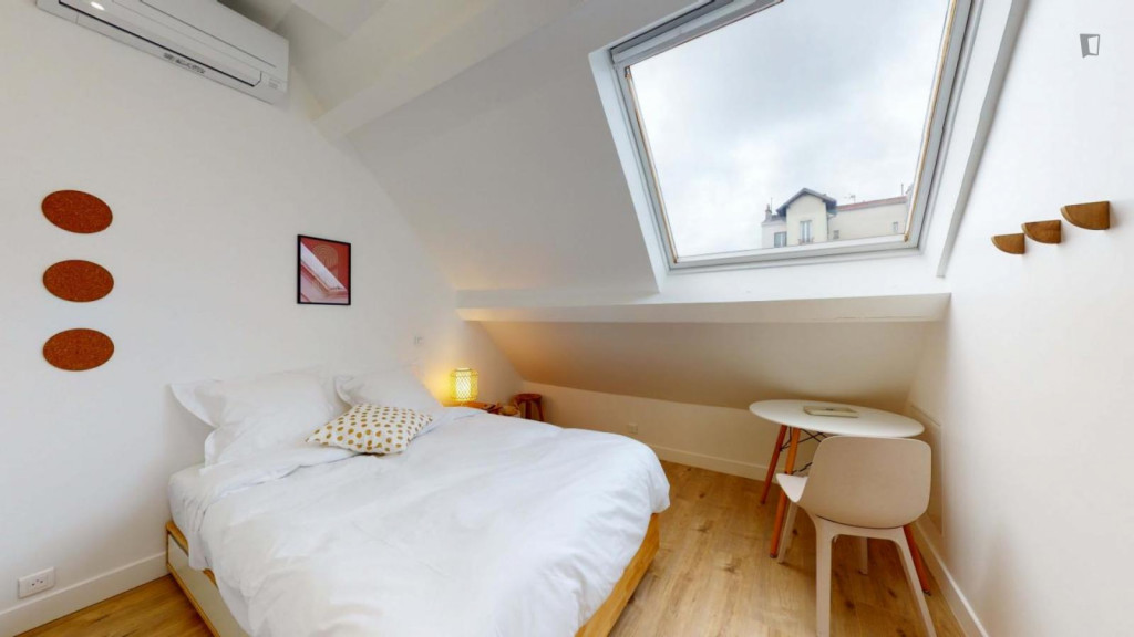 Sunny double ensuite bedroom close to La Villette park